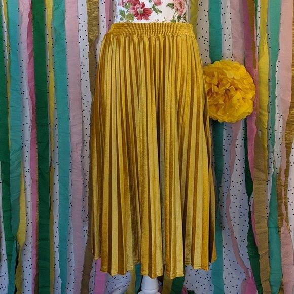 Elegant Gold Pleated Skirt - Picture 1 of 11